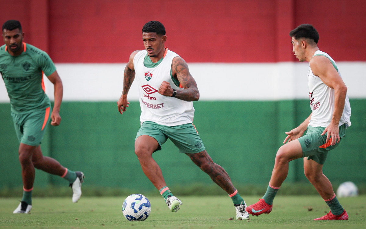 John Kennedy em ação durante treino do Fluminense no CT Carlos Castilho