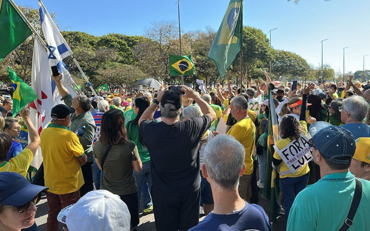 Bolsonaristas realizam ato em Brasília neste domingo