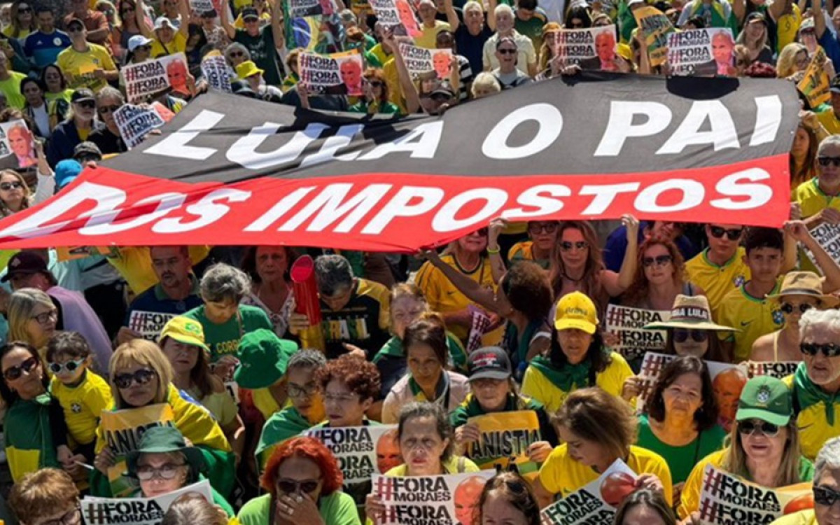 Manifestantes exibiam cartazes em protesto ao ministro Alexandre de Moraes e ao presidente Lula