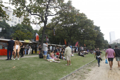 Comerciantes e frequentadores da Feira da Glória aprovam uso da Praça Paris para barracas de comida