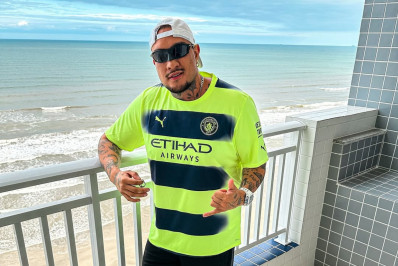 MC Binn festeja compra de apartamento na praia