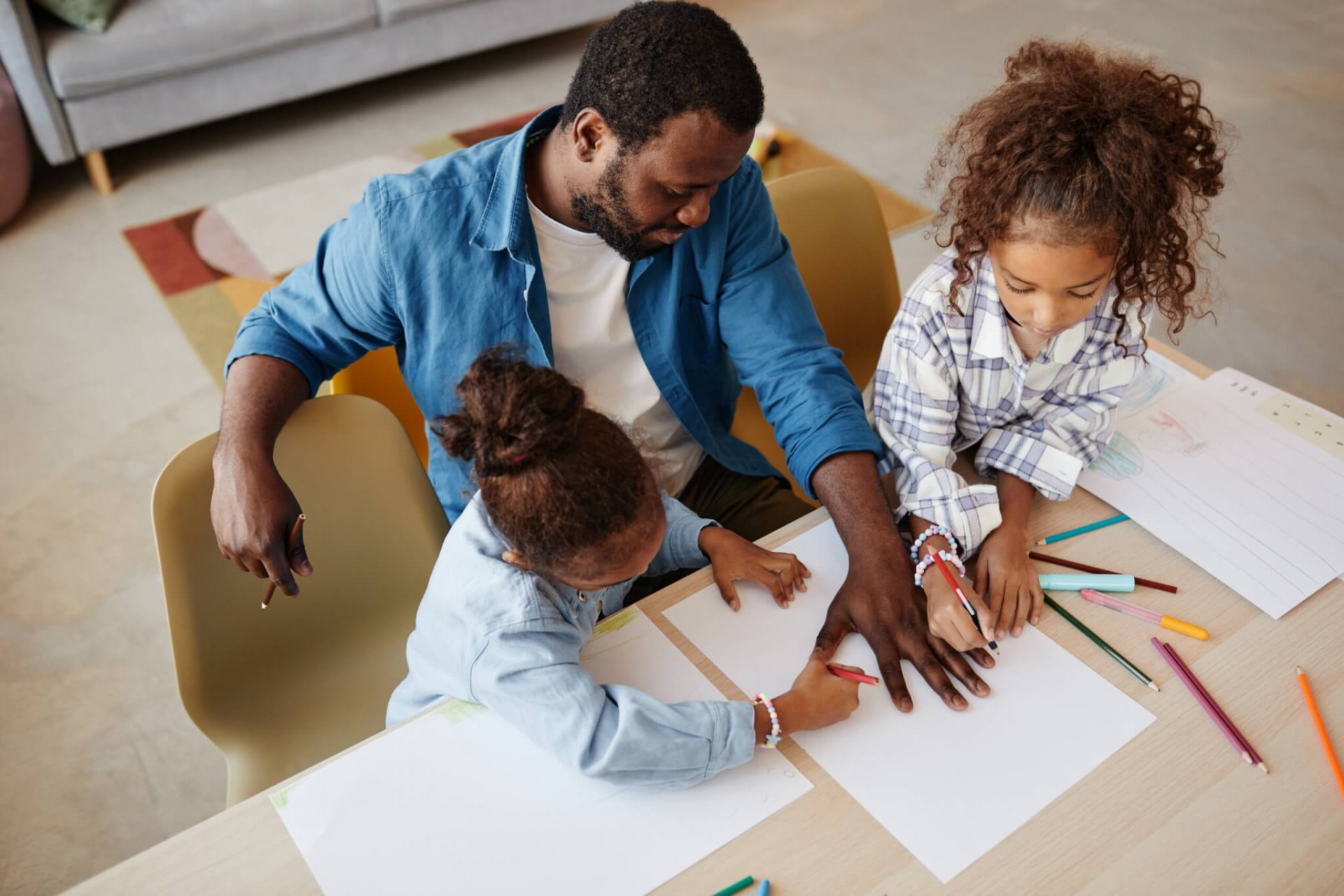 Integrar o idioma de maneira lúdica no dia a dia das crianças durante as férias torna o aprendizado mais fácil (Imagem: SeventyFour | Shutterstock)