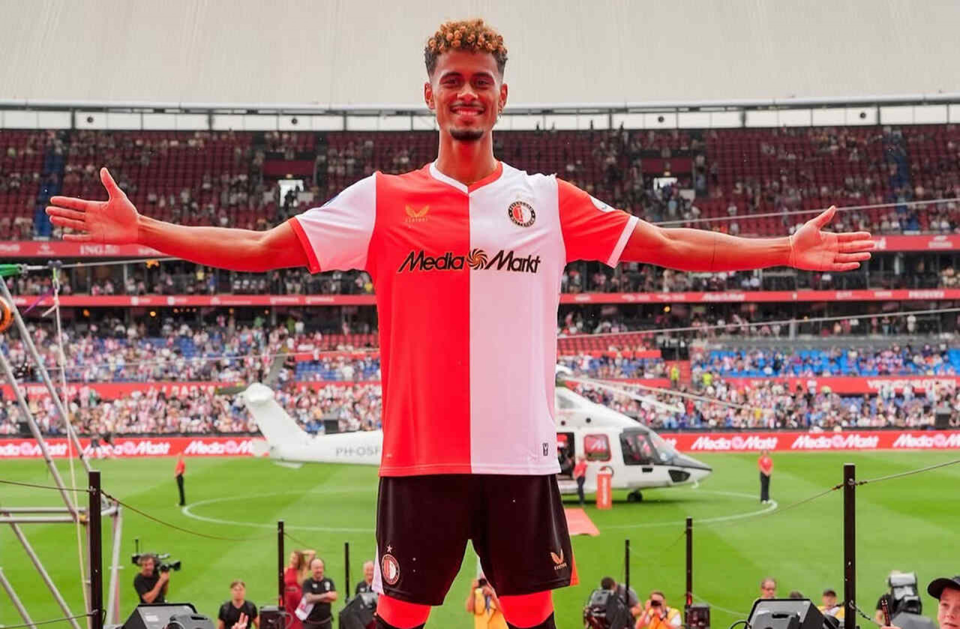 Português que interessava ao Botafogo é apresentado de helicóptero no Feyenoord