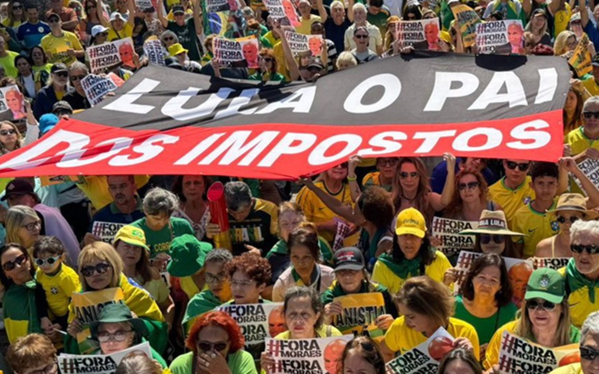 Manifestantes exibiam cartazes em protesto ao ministro Alexandre de Moraes e ao presidente Lula - Reprodu&ccedil;&atilde;o/X