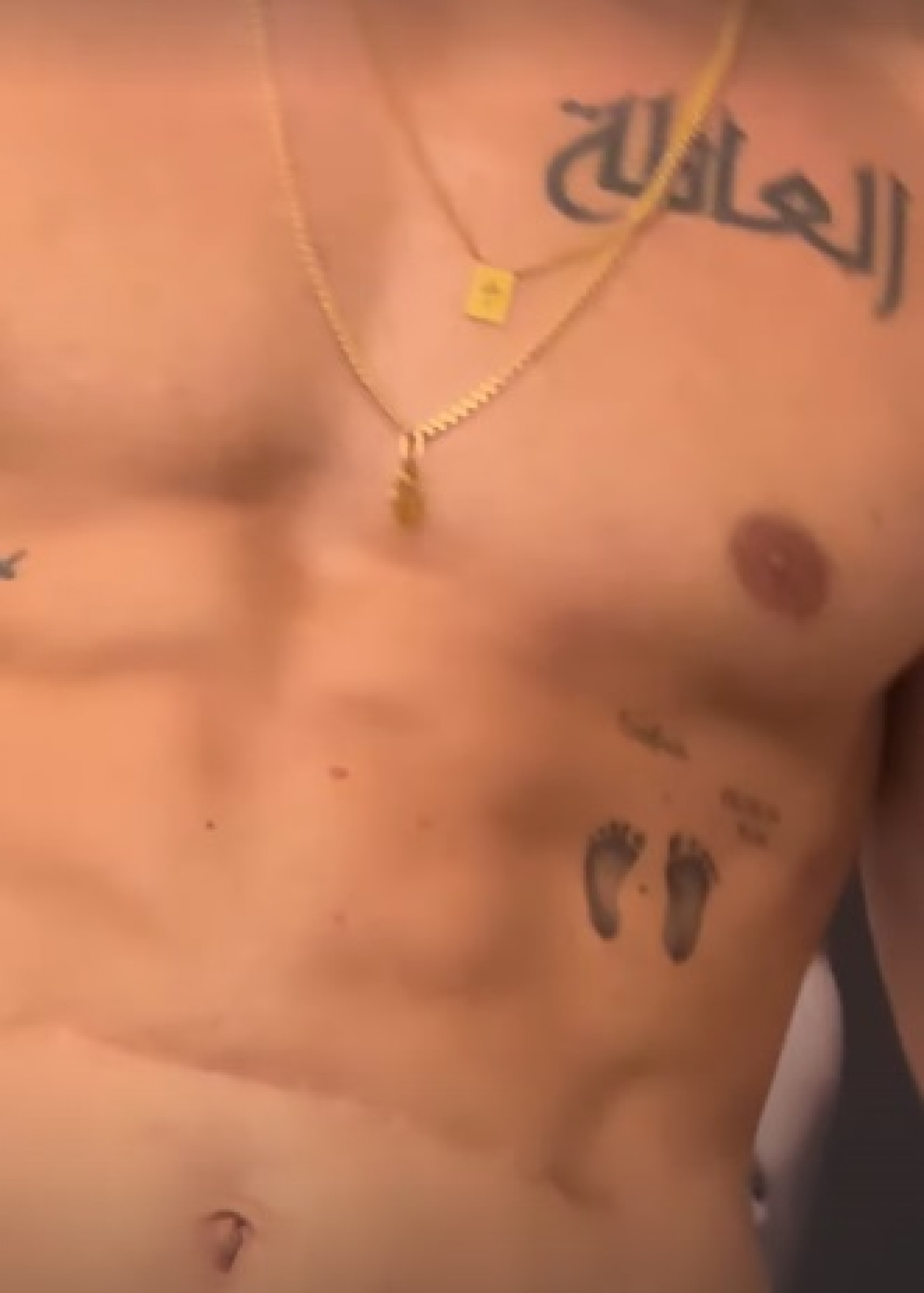 Ricardo Vianna tatuou os pezinhos de Sofia no abdômen  - Reprodução/Instagram