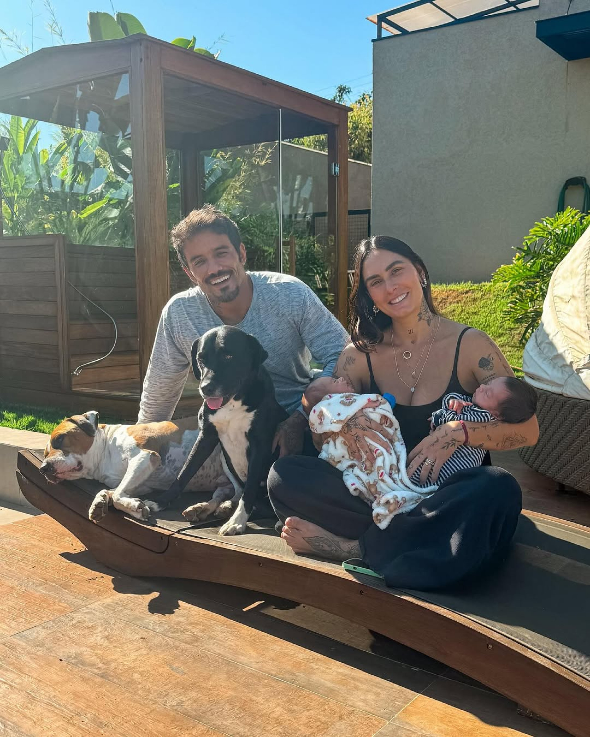 Clara Maia e André Coelho com os filhos e dos cachorros, Titi e Tita  - Reprodução/Instagram