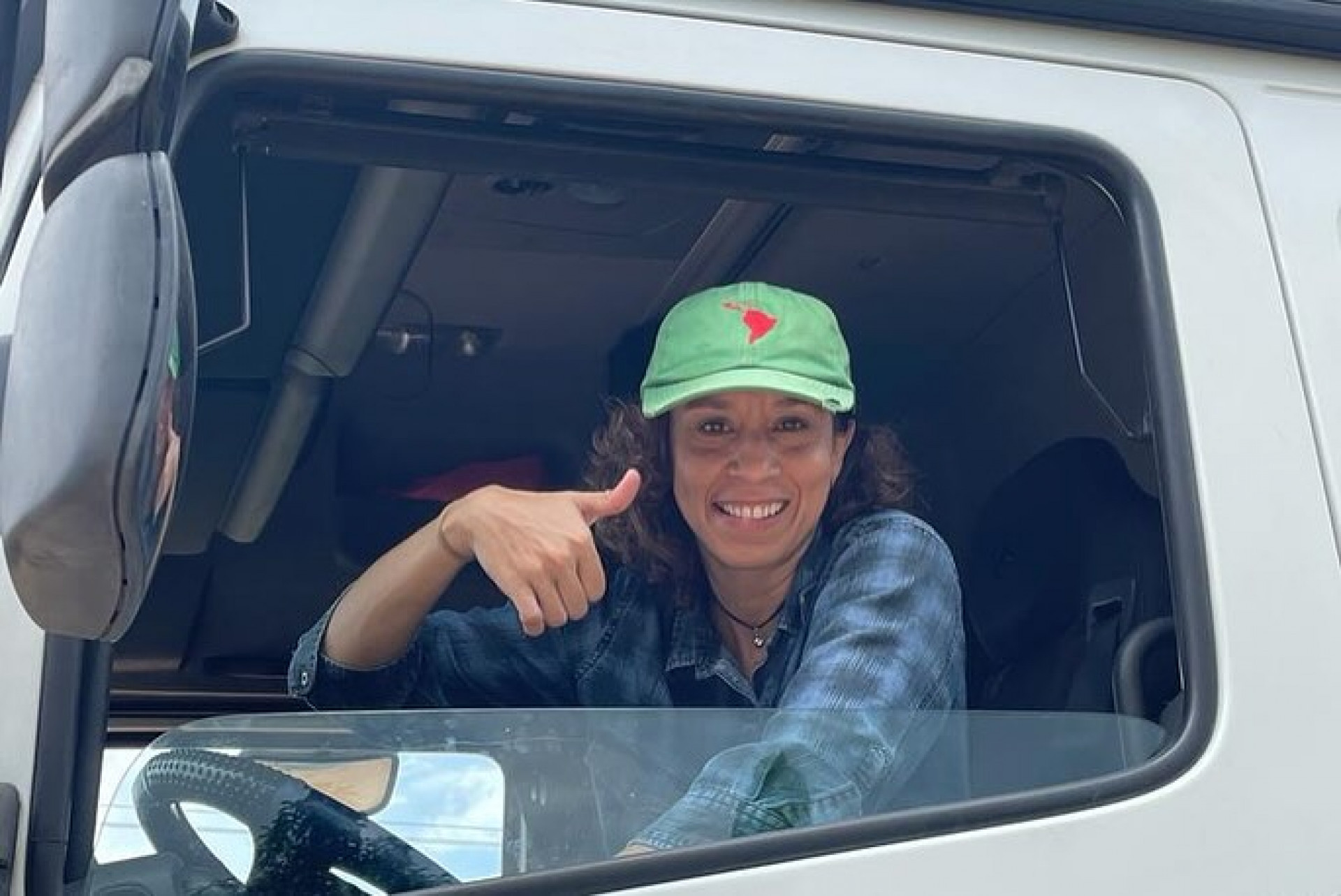 Thalita Carauta interpreta a caminhoneira Chica na nova versão de 'Carga Pesada', da TV Globo - Reprodução / Instagram