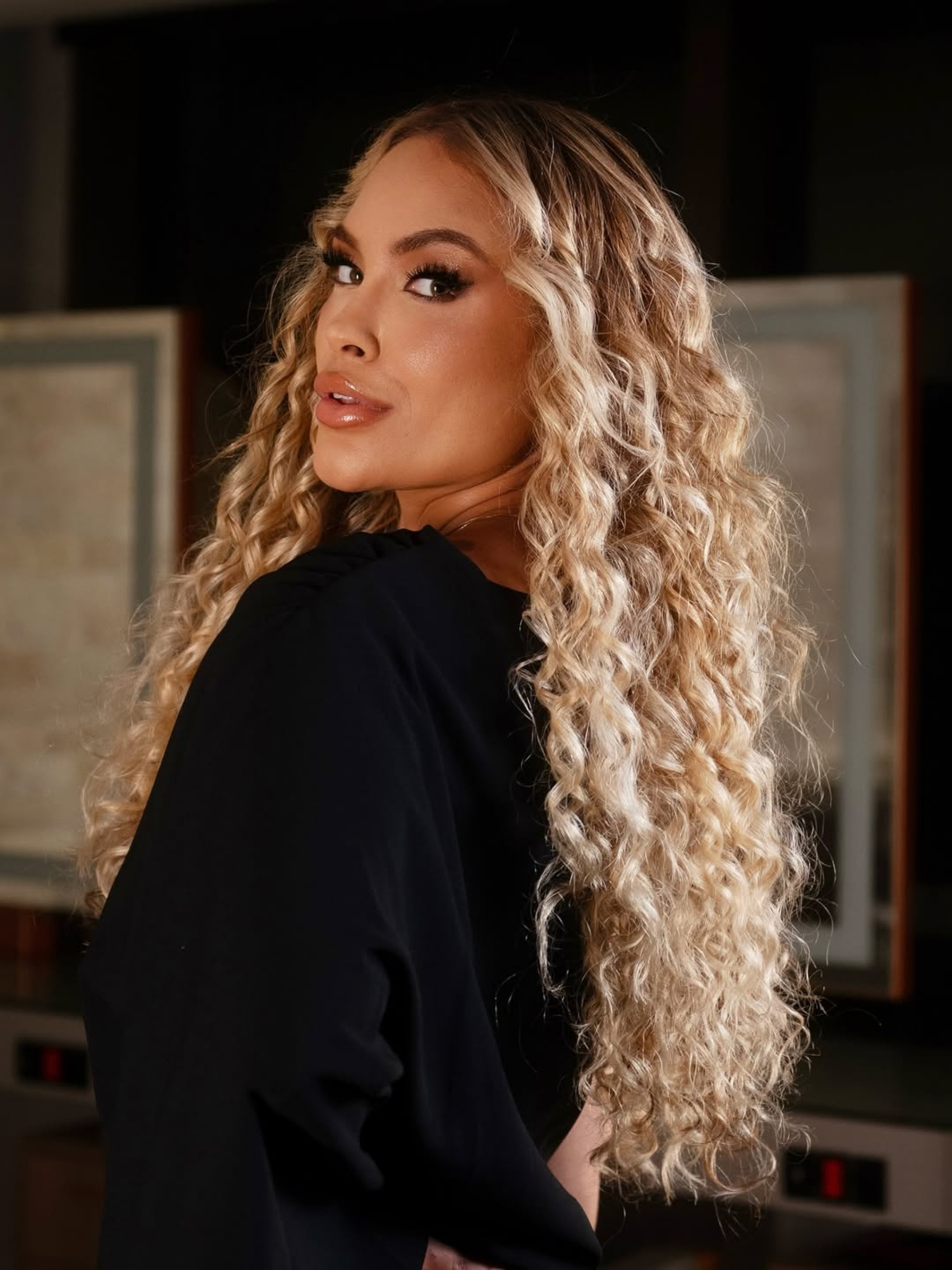 Ex-BBB Sarah Andrade passa pela transição capilar e surge cacheada - Reprodução / Instagram