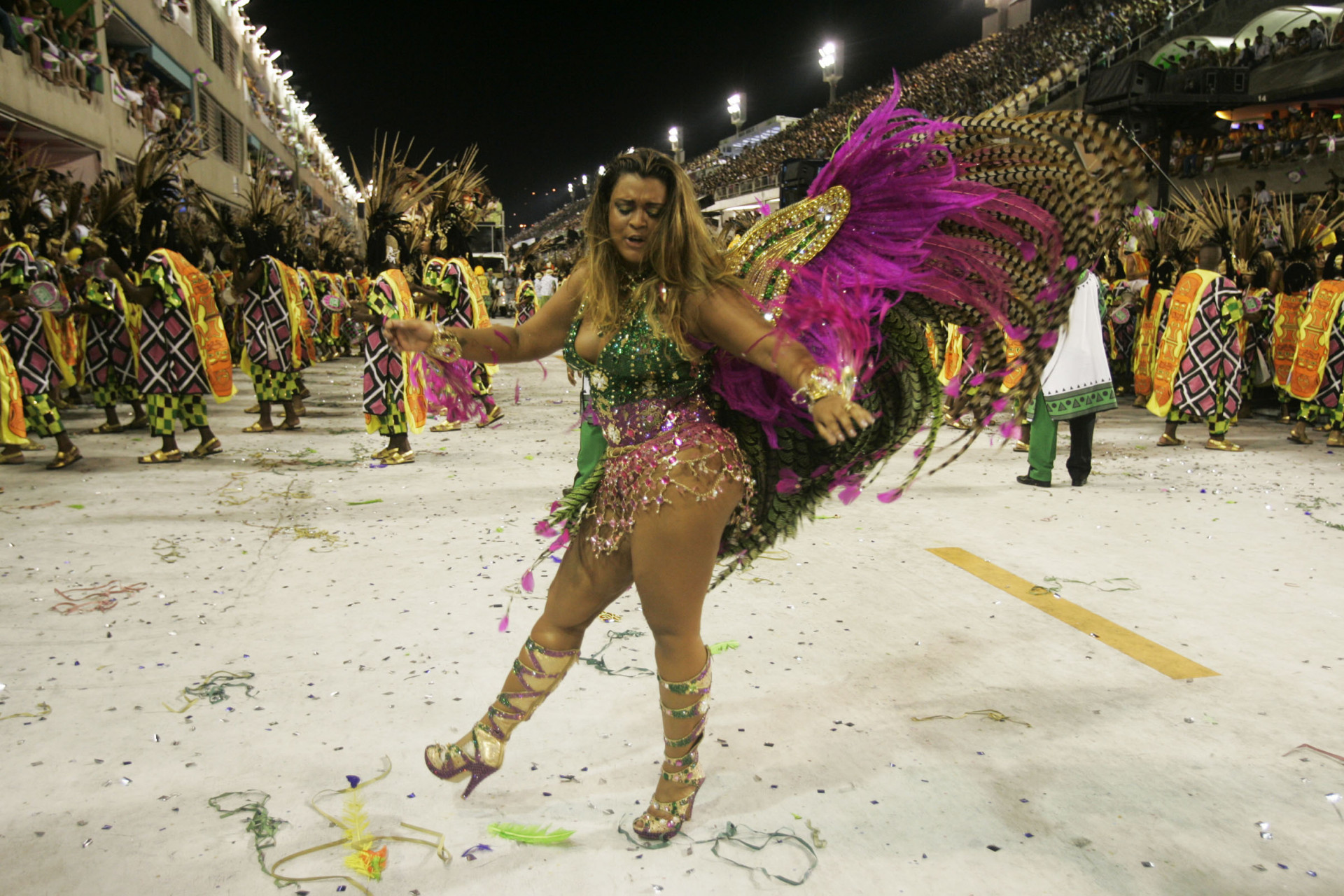 24/02/2007 - Carnaval 2007 - Desfile das Campeãs na Marquês de Sapucaí, no Centro do Rio de Janeiro - Desfile da G.R.E.S. Estação Primeira de Mangueira. Na foto, a cantora Preta Gil, Rainha de Bateria da escola. Foto de Severino Silva / Ag. O Dia / CIDADE / SAMBA / FOLIA / FESTA POPULAR / SAMBÓDROMO / ESCOLA - Severino Silva/Arquivo O Dia