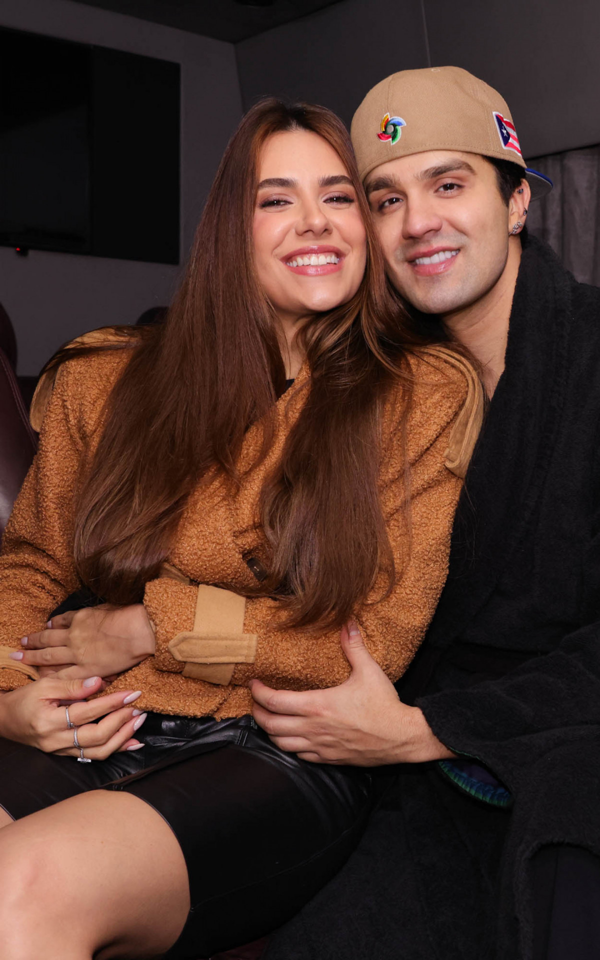 Jade Magalhães e Luan Santana posam abraçadinho nos bastidores de show