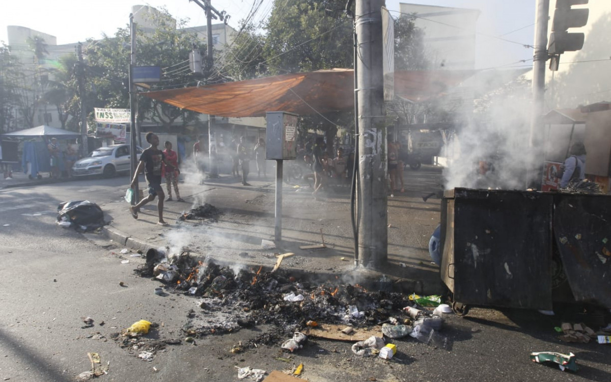 Criminosos colocaram fogo em entulhos ap&oacute;s tiroteio na Pra&ccedil;a Seca