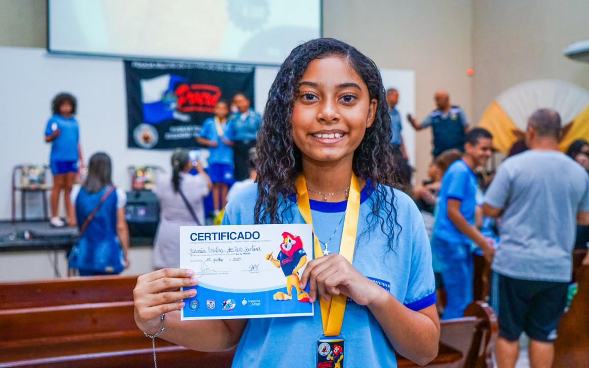 A aluna da E.M. Prof. Jansen de Melo, Yasmin Santana, de 10 anos, foi uma dos destaques nas aulas e na redação