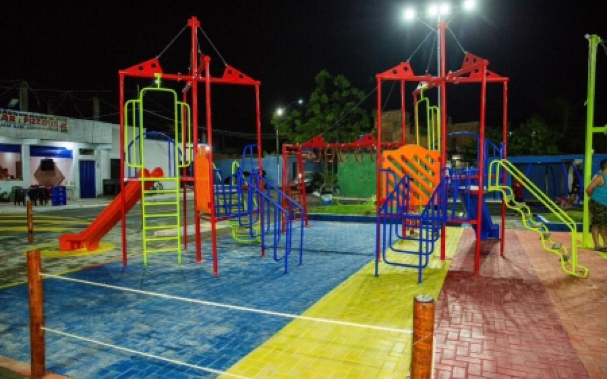 Prefeitura de Caxias entrega praça em homenagem a Roberto Dinamite