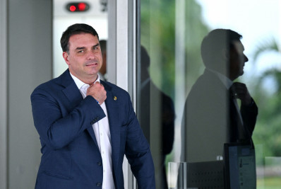 Na Europa, Flávio volta a criticar operação da PF contra Jair Bolsonaro