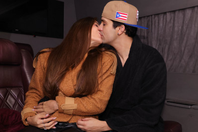 Luan Santana posa aos beijos com Jade Magalhães nos bastidores de show