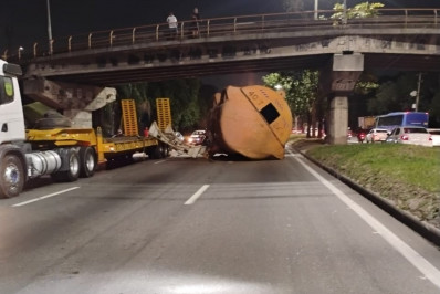 Vídeo: Carga de caminhão tomba e bloqueia a Avenida Brasil, na altura de Padre Miguel