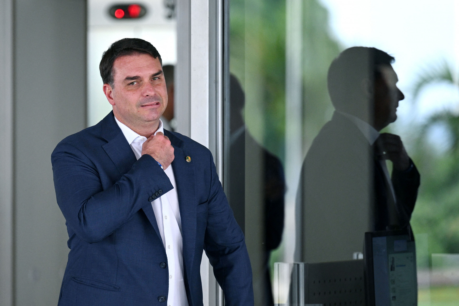 PT produz vídeo para tentar vincular Flávio Bolsonaro ao caso Master