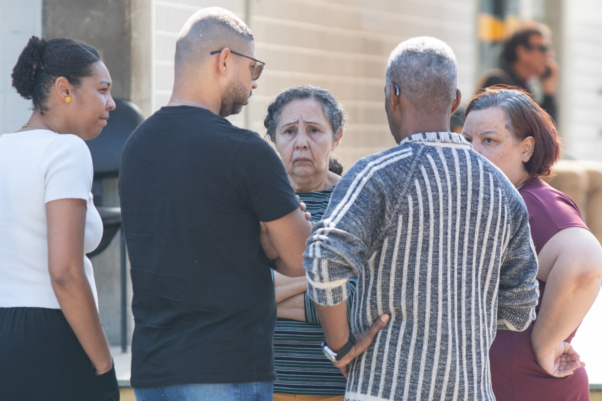 Familiares de Robison compareceram ao IML ap&oacute;s a fatalidade - &Eacute;rica Martin / Ag&ecirc;ncia O Dia