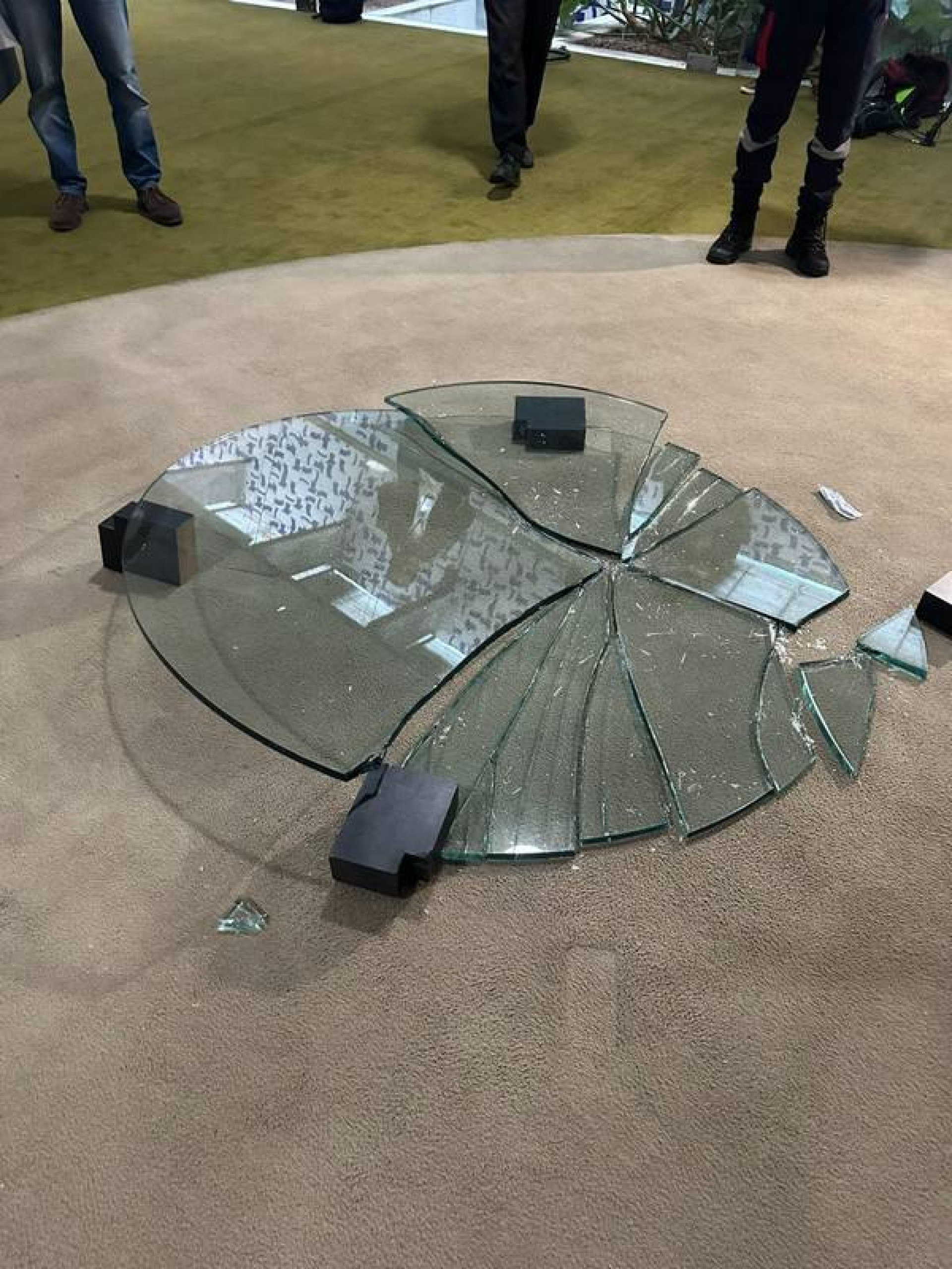 Mesa de vidro quebrada em tumulto na saída de Bolsonaro da Câmara - Reprodução/TV Globo