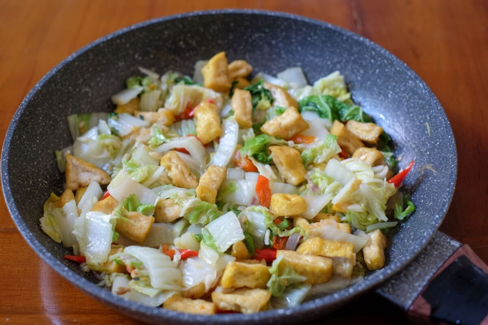 Refogado de acelga com tofu (Imagem: Nurma Agung Firmansyah | Shutterstock)