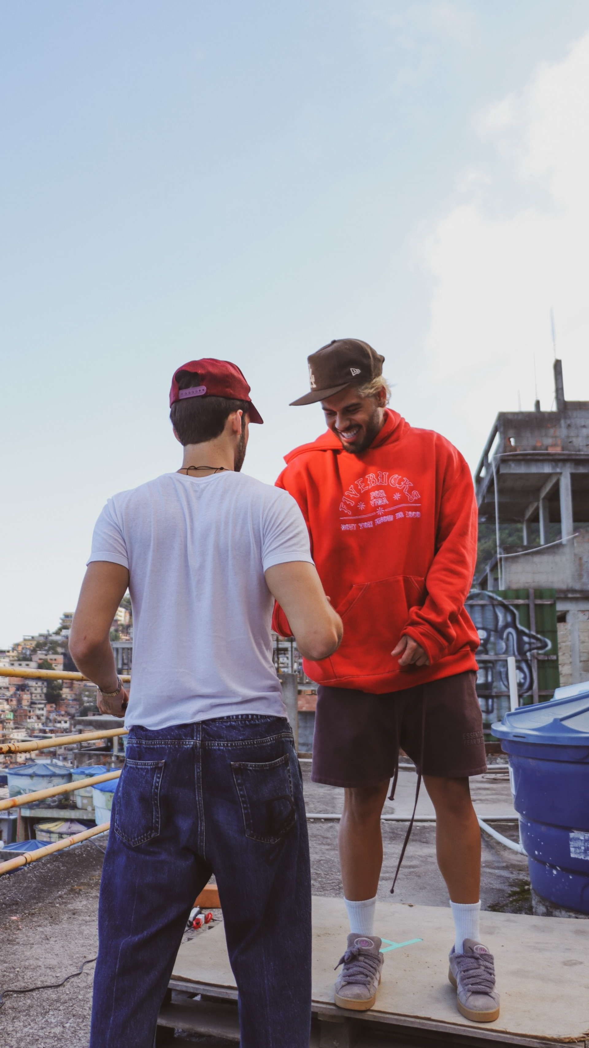 João Guilherme acompanha gravação do clipe de Zé Felipe no Vidigal - Reprodução / Instagram