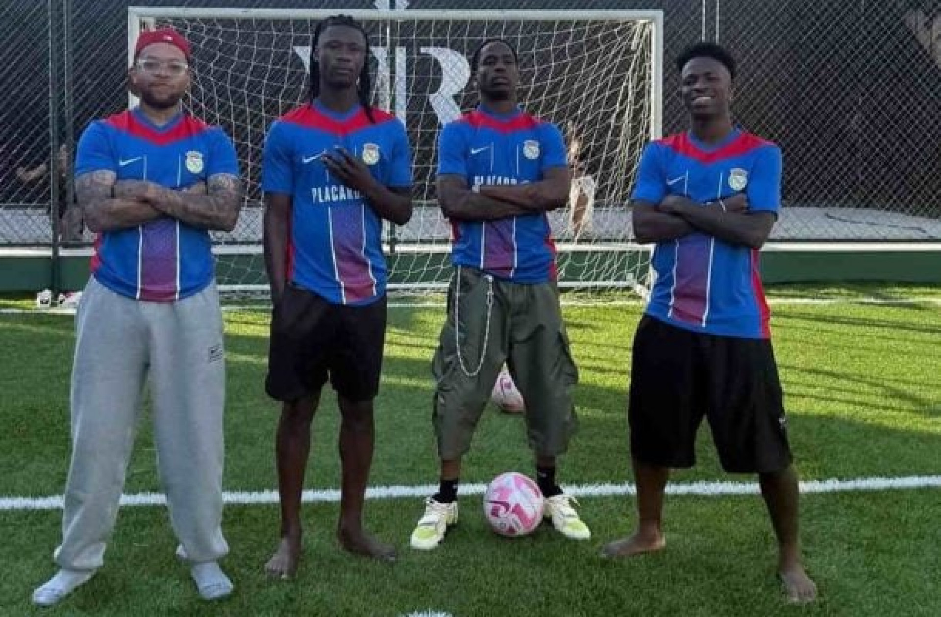 Vini Jr. aproveita influ&ecirc;ncia e re&uacute;ne nomes como Travis Scott em campanha de seu clube