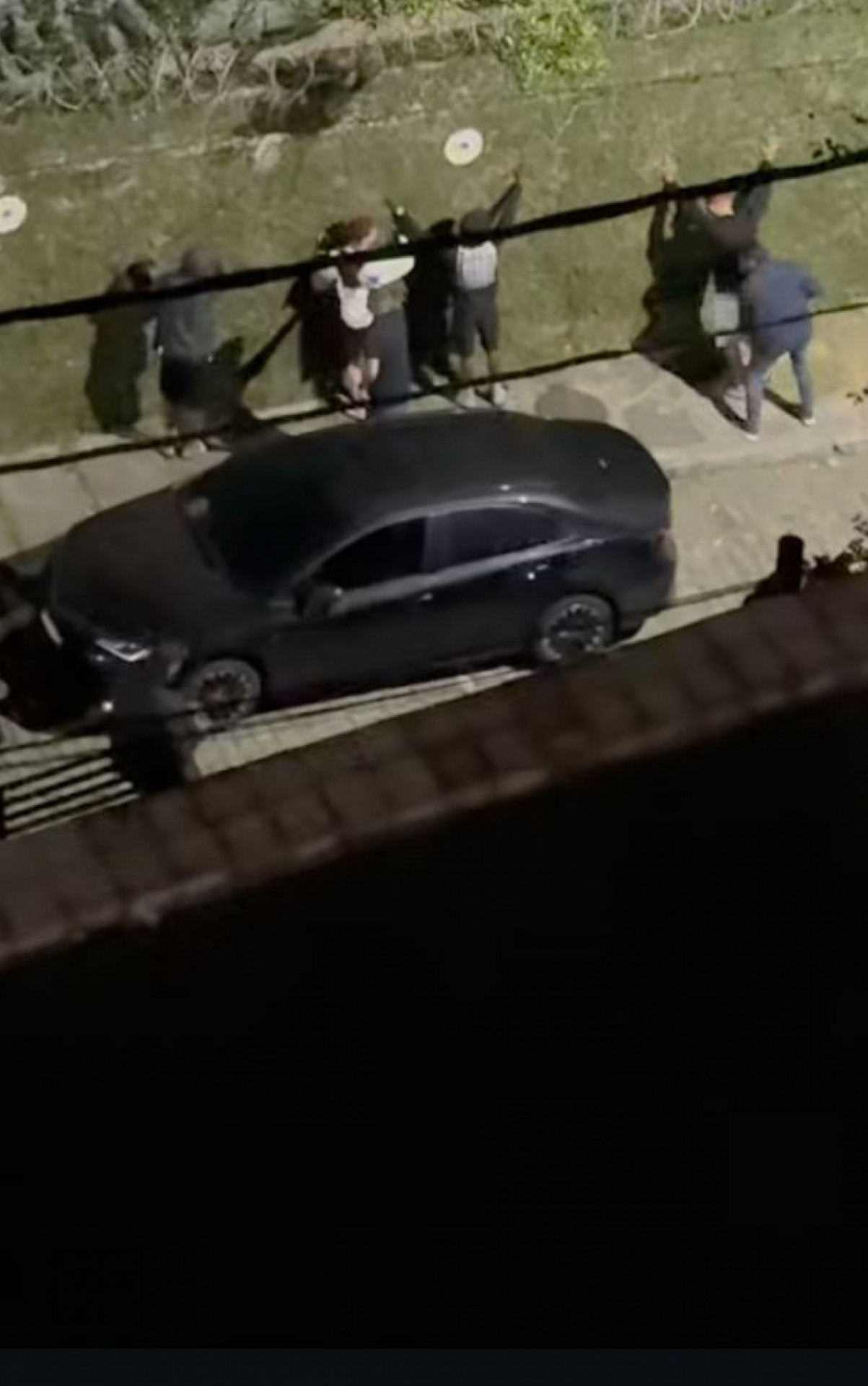 Amigos do Oruam foram abordados na porta da resid&ecirc;ncia do cantor - Rede Social