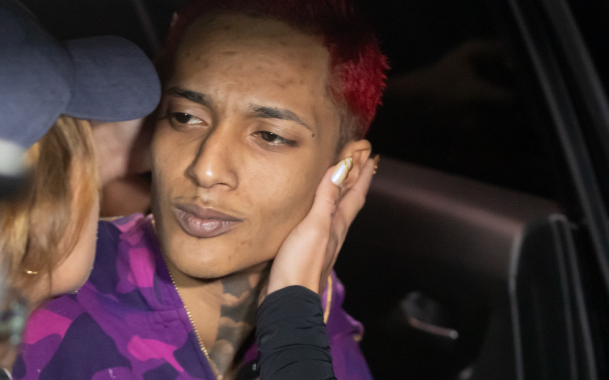 Noiva de Oruam, Fernanda Valença, acompanha cantor até a Cidade da Polícia