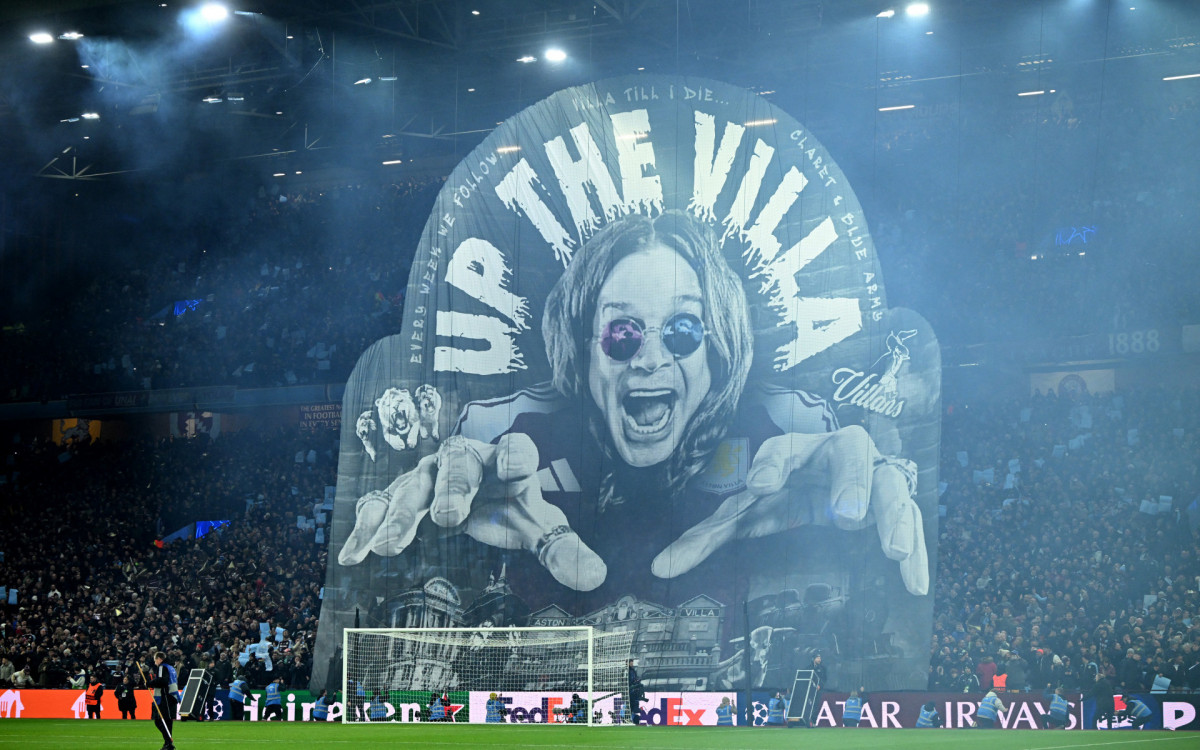 Ozzy Osbourne foi homenageado com bandeirão na torcida do Aston Villa