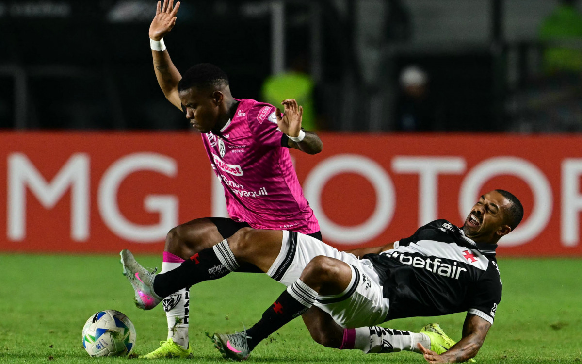 Paulo Henrique em ação diante do Independiente del Valle, em São Januário