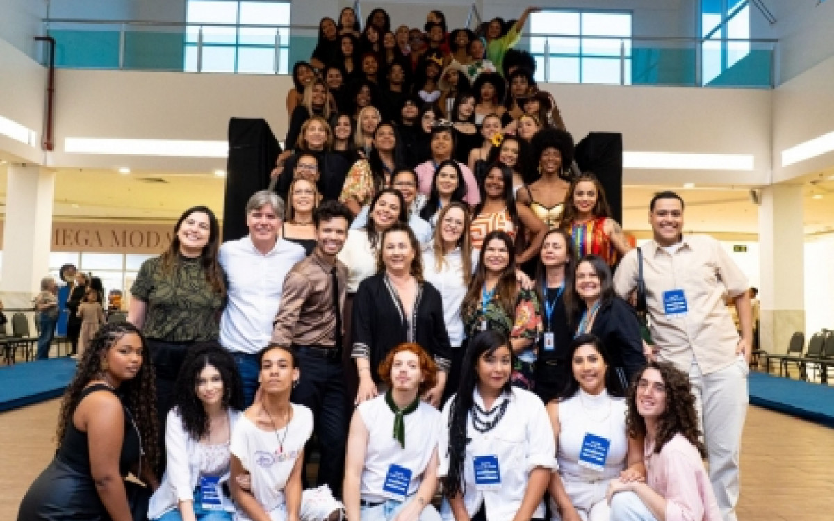 Desfile de moda celebra os 20 anos da Fundec no Caxias Shopping
