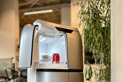 Robô usa elevador para fazer entregas nos residenciais