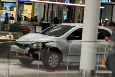 Vídeo: Carro invade shopping em Goiânia, atravessa corredor com clientes e destrói quiosque