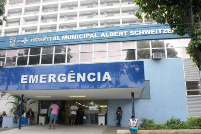 Colisão entre carro e motocicleta deixa mulher ferida em Bangu