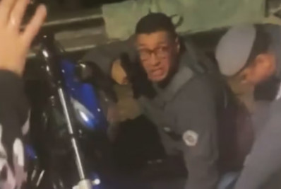 PMs são flagrados agredindo motociclista em SP; vítima grita que está sendo enforcada