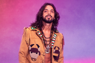 Rodrigo Simas explora conflitos atuais e amor livre no espetáculo 'Hair'