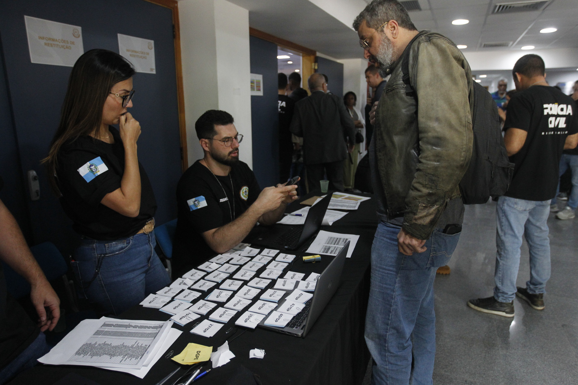 Pol&iacute;cia Civil inicia entrega de celulares recuperados aos leg&iacute;timos propriet&aacute;rios. A Secretaria de Estado de Pol&iacute;cia Civil (Sepol) inicia, nesta ter&ccedil;a-feira (22/07), a entrega de celulares produtos de roubo e furto que foram recuperados durante a "Opera&ccedil;&atilde;o Rastreio", nesta ter&ccedil;a-feira (22).