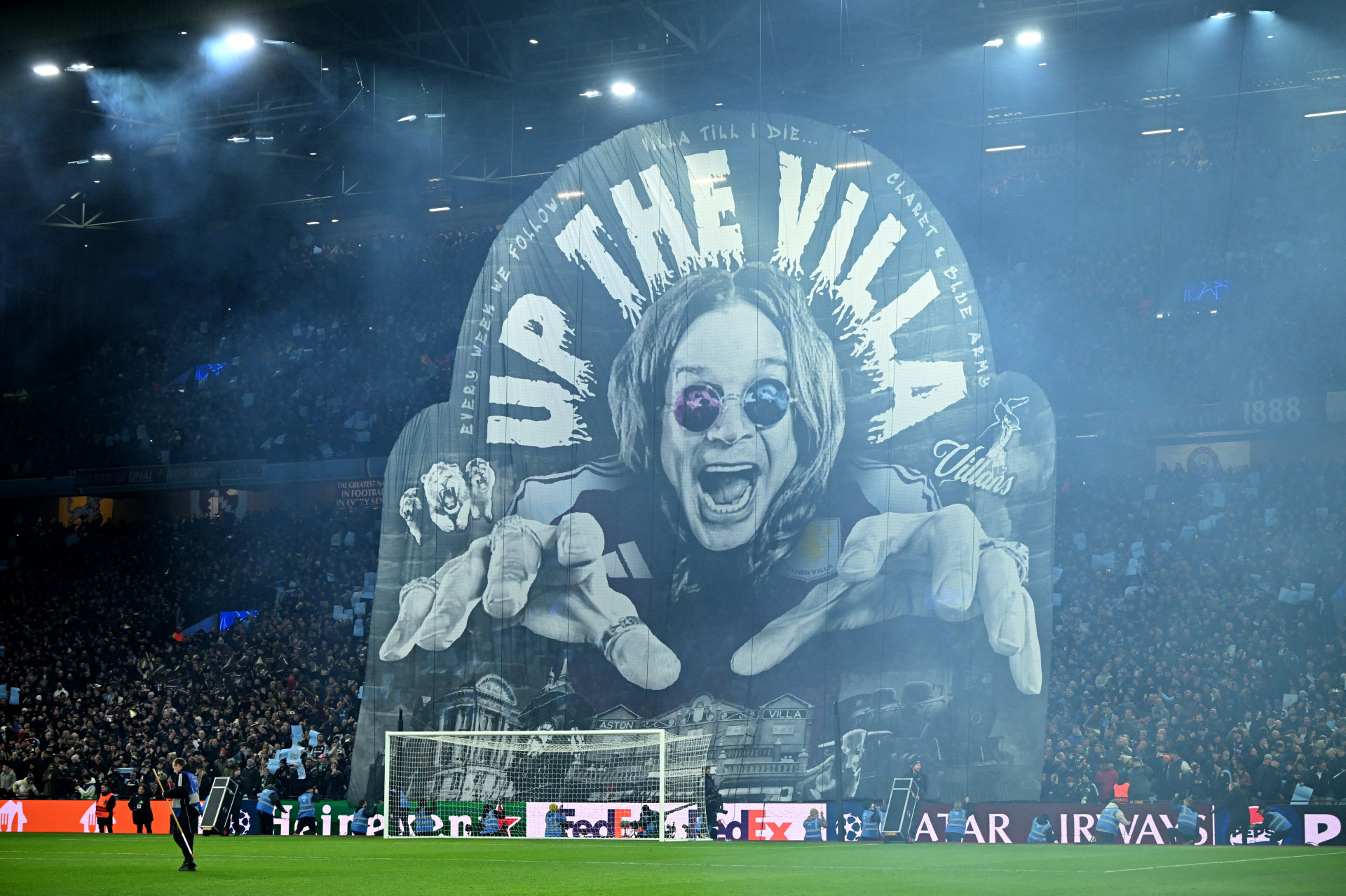 Ozzy Osbourne foi homenageado com bandeir&atilde;o na torcida do Aston Villa - Justin Tallis / AFP