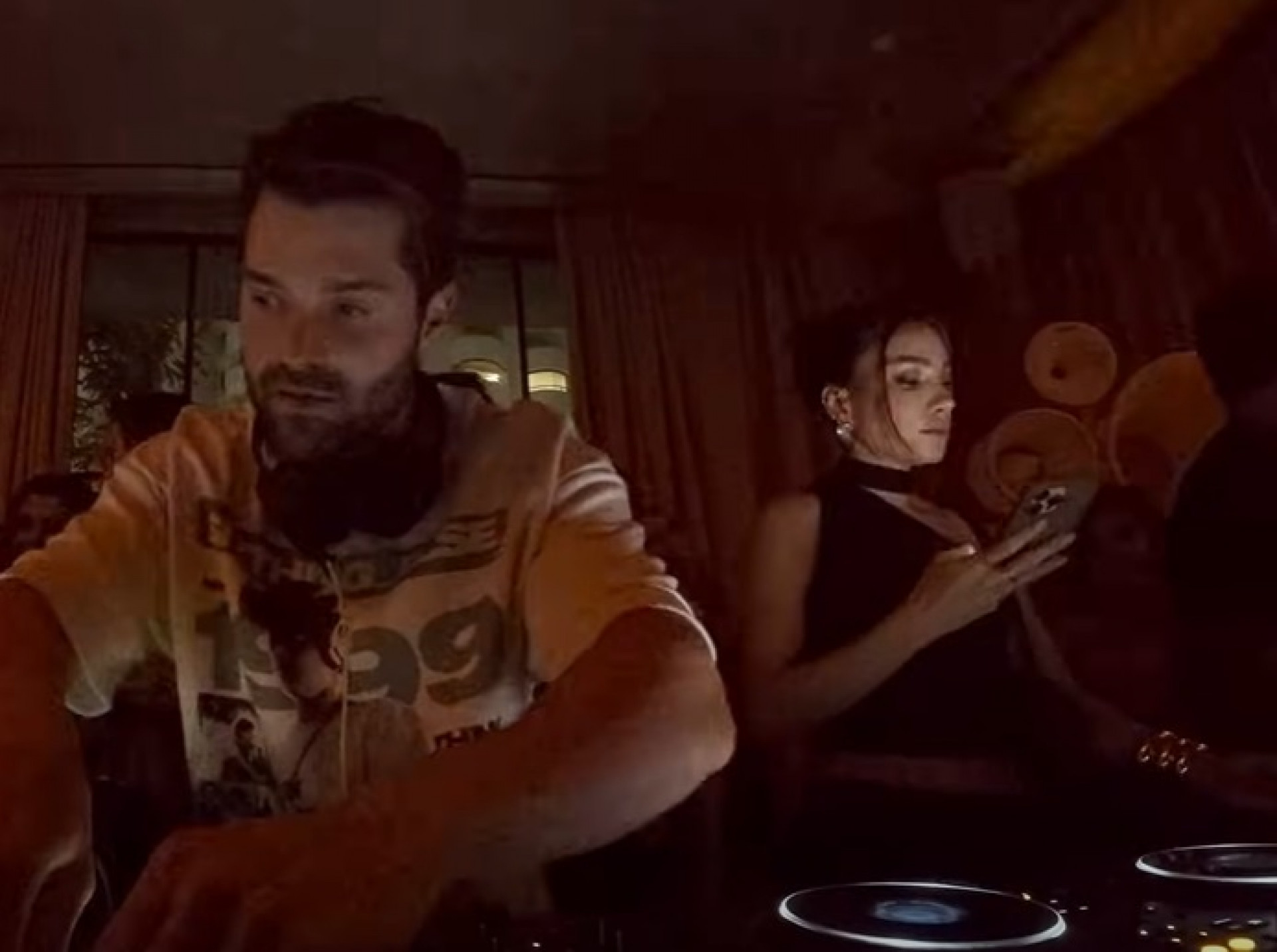 Alok e Romana Novais - Reprodução de vídeo