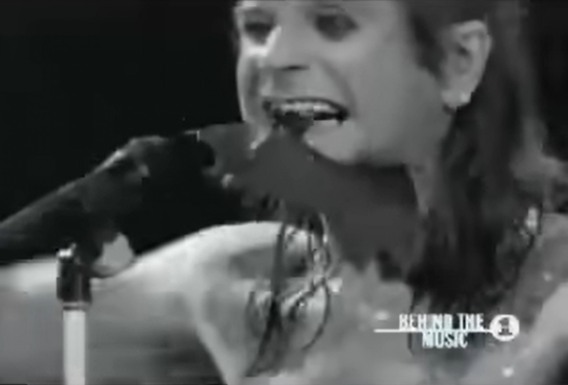 Ozzy Osbourne mordeu cabeça de morcego durante show - Reprodução