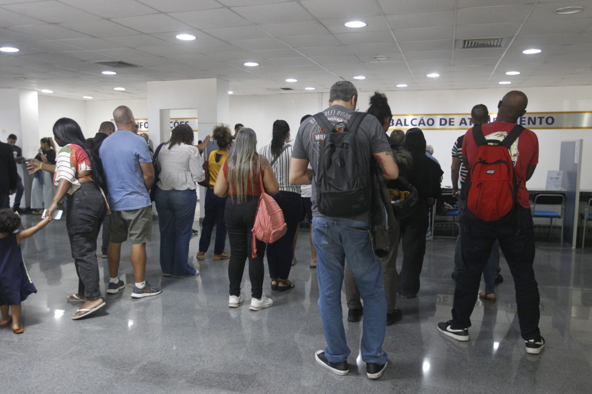 Cidadãos na fila para o atendimento na Cidade da Polícia - Reginaldo Pimenta / Agência O Dia