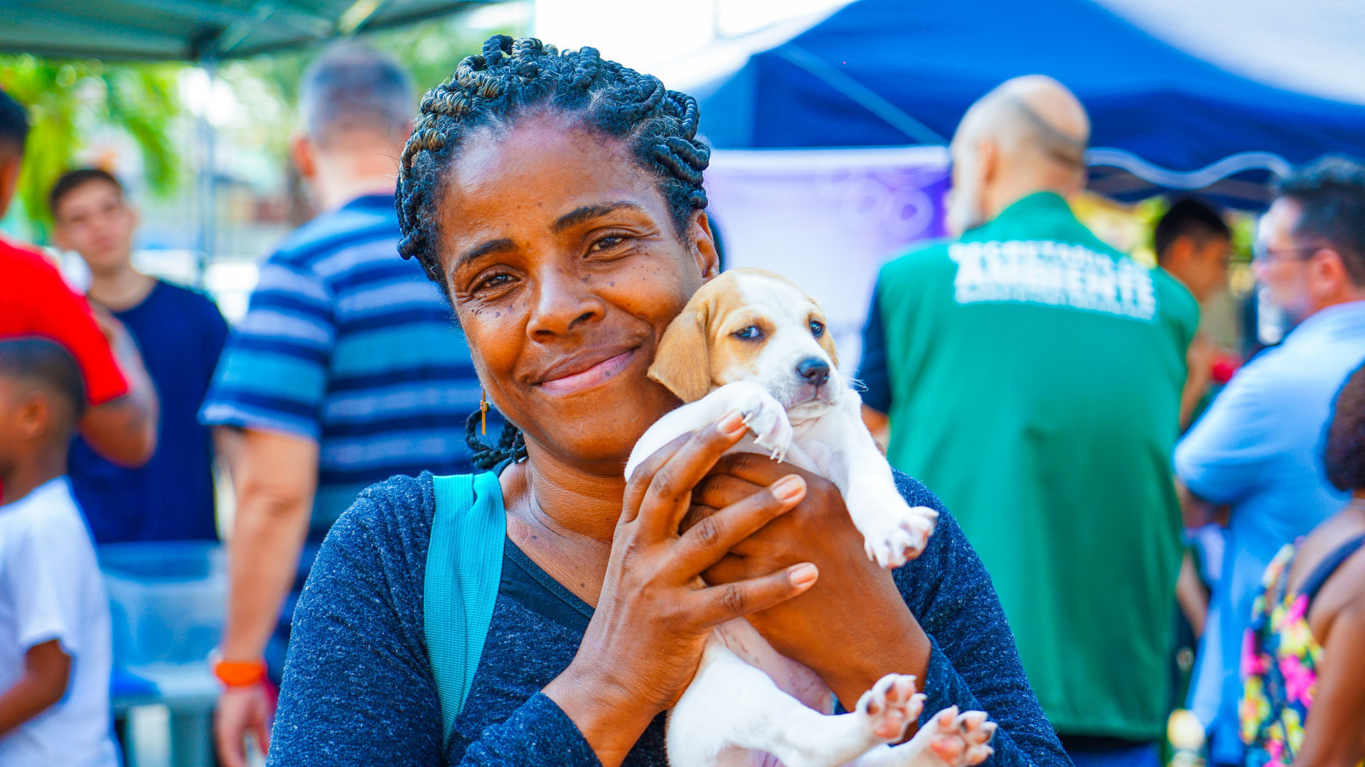 L&uacute;cia Alexandra saiu do evento adotando um novo amor: a cadelinha Amora - Gilberto Rocha/ PMSJM