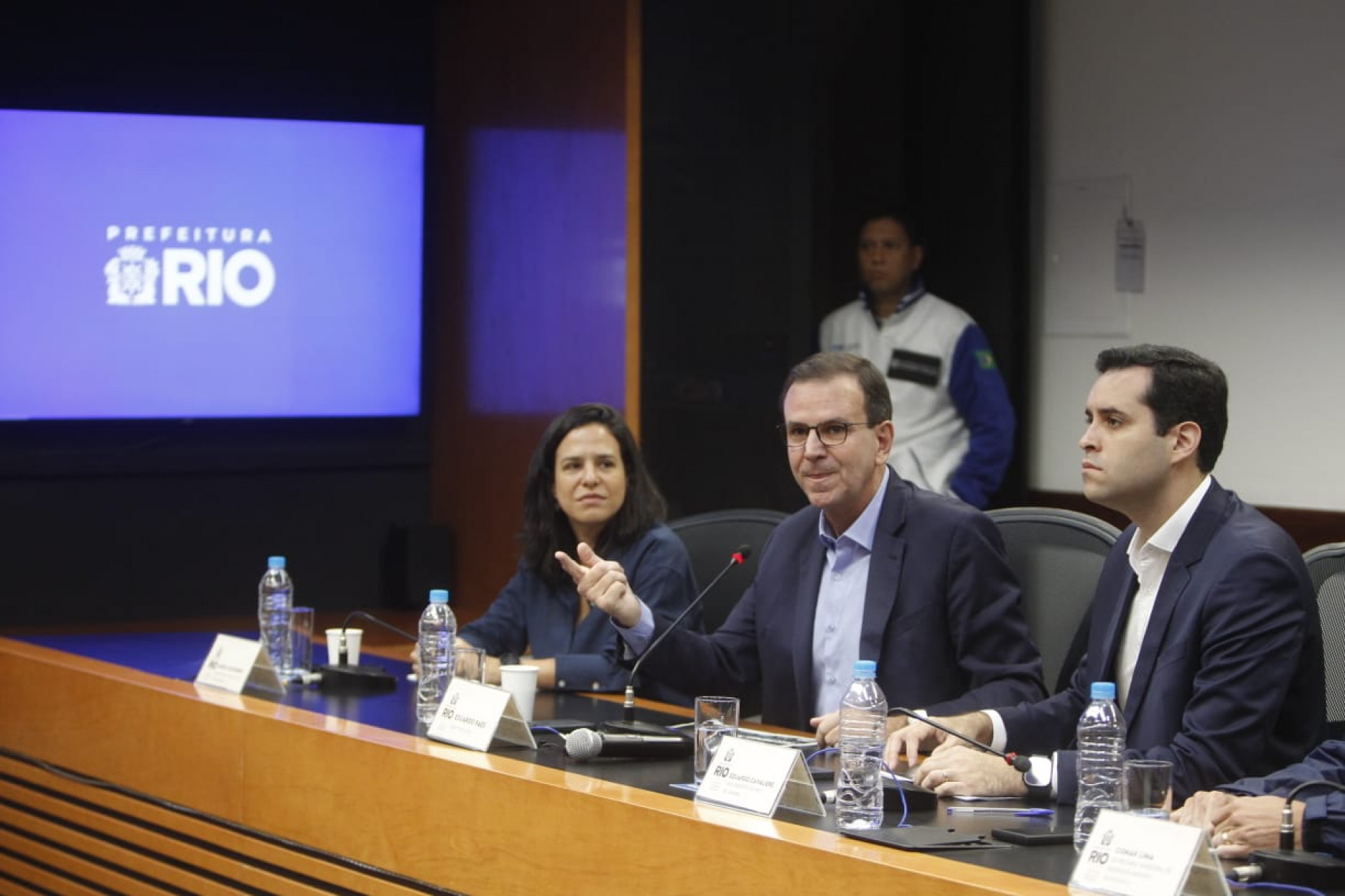 Secretária Municipal de Transportes, Maína Celidonio, prefeito Eduardo Paes e vice-prefeito Eduardo Cavaliere - Reginaldo Pimenta / Agência O Dia