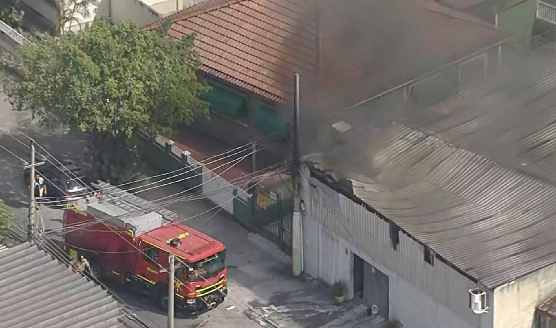 Bombeiros chegaram ao local para controlar as chamas - Reprodução/TV Globo