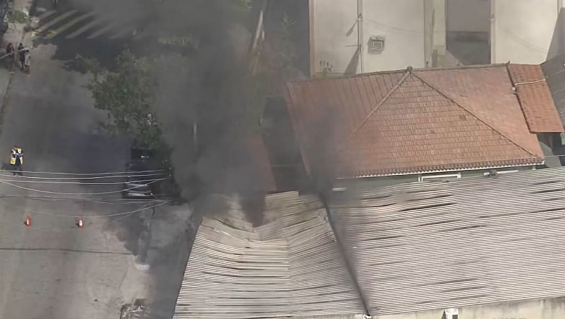 Chamas fizeram com que a estrutura do telhado cedesse - Reprodução/TV Globo