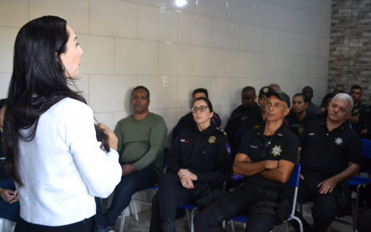 A delegada titular da DEAM de Meriti, Vanessa Martins (esq), foi uma das responsáveis pela capacitação 