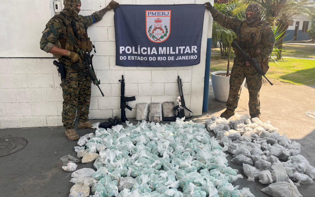 Dentre as apreensões estão um fuzil, uma réplica de fuzil e drogas - Rede Social