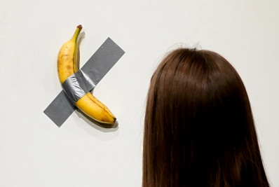 Visitante come banana de US$ 6,2 milhões que estava exposta em museu francês