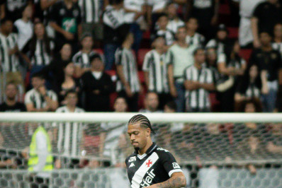 Criticado, João Victor pede confiança à torcida do Vasco: 'Não posso fazer nada'