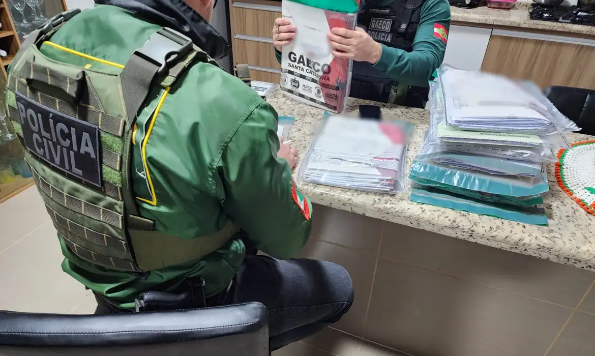 Seis advogados são presos por suspeita de lesar mais de mil idosos